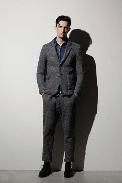 杢ツイードジャケット3万9960円、デニム刺繍シャツ3万240円、杢ツイードパンツ2万7000円