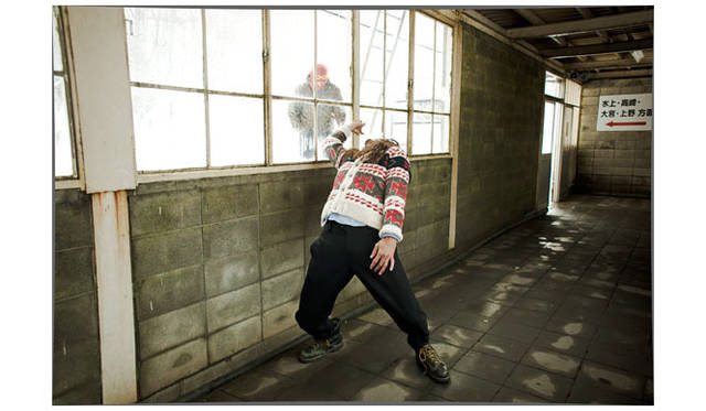 ニットカーディガン1万9440円、シャツ1万9440円、パンツ2万3760円