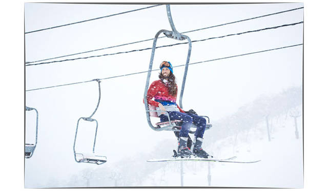 ニット2万7000円、パンツ2万8080円、シャツ2万5920円