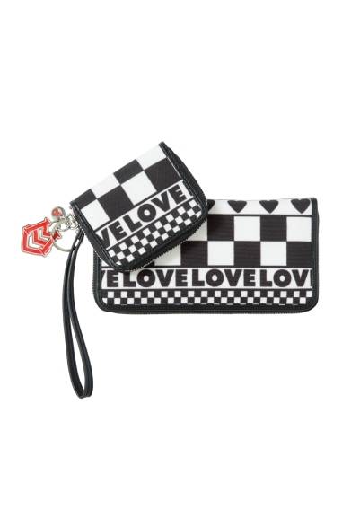 <strong>LOVE MOSCHINO｜「ラブ モスキーノ」日本1号店がラフォーレ原宿にオープン</strong><br />Wallet　1万6200円