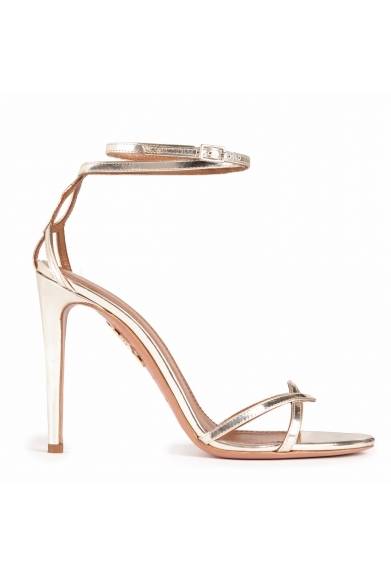 <strong>AQUAZZURA｜アクアズーラオリヴィア・パレルモがアクアズーラとコラボレーション</strong><br />メタリックサンダル　8万7480円