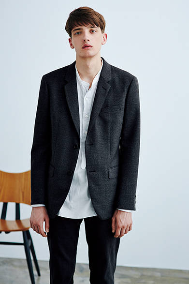 シェットランドヤーンを使ったツイル素材で、しっかりした素材感が楽しめるジャケット。独特な色合いと風合いをもち、セットアップ用のトラウザーズも展開している。秋の開幕ではモデルのようにお気に入りのシャツ1枚にラフに合わせるのもカッコイイ。ジャケット6万8040円、シャツ3万240円、デニムパンツ2万7000円（すべてマーガレット・ハウエル）