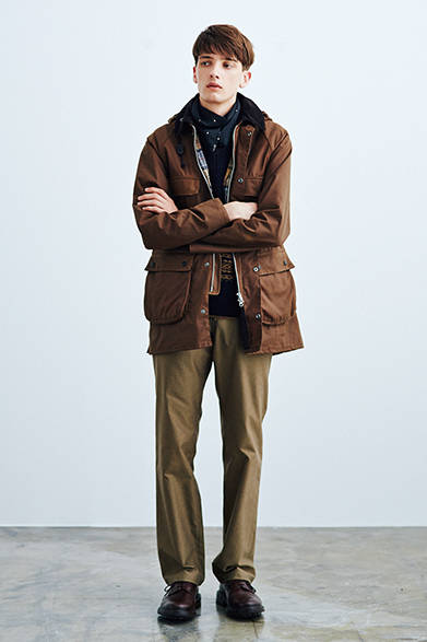 この何シーズンか好評のバブアーとのコラボレーションだが、今シーズンは初めてミドルウエイトの生地を採用して2色展開する。「MH STANDEN BEDALE（MH スタンデン ビデール）と命名されたアウターは、バブアーを代表するビデールのアーカイブモデルをベースに、着丈を長くするなど現代的にアレンジ。胸ポケットはオリジナルデザインで、腰ポケットもハンドウォーマーポケットに。小ぶりな襟や短いサイドベンツなど細かい配慮もあって、通常別売りのデタッチャブルフードも付属している。ジャケットの上からも、ニットに羽織ることもできるサイズ感が絶妙だ。ブルゾン7万4520円、ベスト4万6440円、シャツ3万240円、トラウザーズ3万2400円、スカーフ3万8880円、シューズ8万9640円（すべてマーガレット・ハウエル）