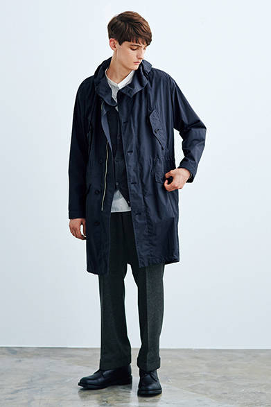 ニューバランス別注スニーカーとのコーディネイトから発想したミリタリーコート。撥水性をもつプルーフドコットンで、細くファインな糸で織っているので、軽いアウターウェアとして長く愛用できる。マーガレット・ハウエルらしいチャコールカラーもあたらしい季節の気分を高める。コート8万2080円、ニット4万6440円、シャツ3万8880円、トラウザーズ4万3200円、ブーツ10万2600円（すべてマーガレット・ハウエル）