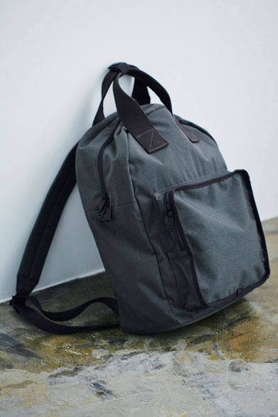 2014-15年秋冬コレクションのランウェイにも登場した「吉田カバン別注」のミリタリーテイストのリュックトート。デイパックにもトートにも使えて、耐久性が高く、丈夫なコーデュラナイロンにパイピング使いがアクセント。マットな質感なので、きれいめなスタイリングにすっきりフィットするのも魅力。バッグ3万8880円（マーガレット・ハウエル）