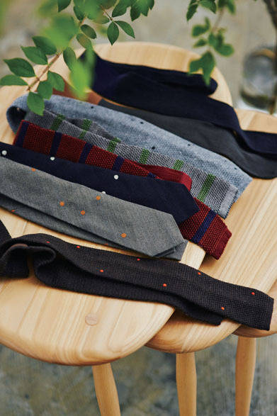 ややリラックスした雰囲気が作り出せるシャツとの相性が良いコットンシルクから、秋冬のスーツ、セットアップとの素材感がマッチするニットまで、今シーズンのネクタイはバリエーション豊富。オンスタイルから週末のカジュアルアップまで幅広いシーンで使いこなそう。ネクタイ各1万7280円（すべてマーガレット・ハウエル）一番左、左から6本目 各1万4040円（ともにマーガレット・ハウエル）