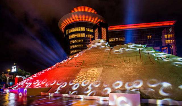 <strong>カジノ・リゾート「サンズ・マカオ」10周年</strong>　2004年5月18日、サンズ・マカオ10周年記念式典を飾った巨大な砂の彫刻は、世界チャンピオンでギネス記録をもつ才能豊かなアーティストグループ「Team Sandtastic」によって創られた