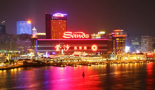 <strong>カジノ・リゾート「サンズ・マカオ」10周年</strong>　「サンズ・マカオ ホテル（澳門金沙酒店）」は、約300室の客室に、カジノでは740台のテープルゲームと約1250台のスロットマシンを展開する