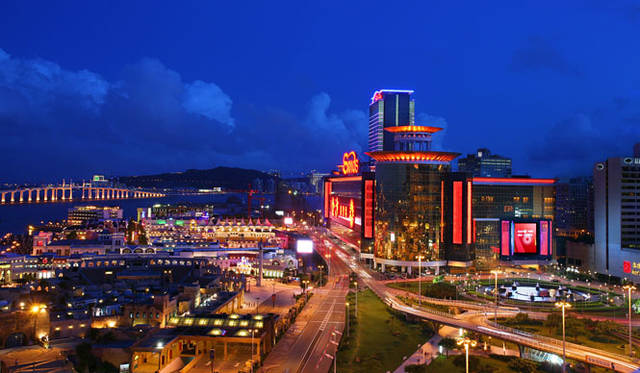 <strong>カジノ・リゾート「サンズ・マカオ」10周年</strong>　2012年4月にコタイ地区に開業した「サンズ・コタイ・セントラル（金沙城中心）」（写真左）と、イタリアのベネチアをモデルに設計され2007年8月にオープンした総合エンターテイメントリゾートホテル「ザ・ベネチアン・マカオ（澳門威尼斯人度假村酒店）」（写真右）