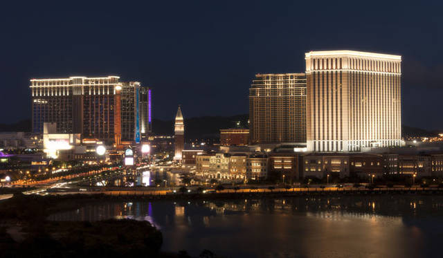 <strong>カジノ・リゾート「サンズ・マカオ」10周年</strong>　「サンズ・コタイ・セントラル（金沙城中心）」は、コンラッド マカオ（600室）、シェラトン マカオ ホテル（4000室）、ホリデイ イン マカオ（1200室）の39階建の3棟からなる