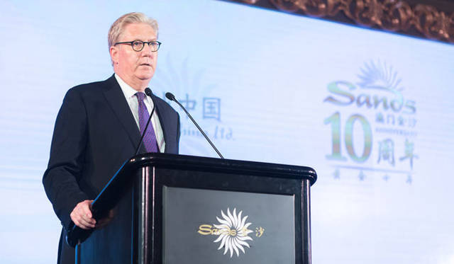 <strong>カジノ・リゾート「サンズ・マカオ」10周年</strong>　サンズ・マカオ10周年記念の報道関係者昼食会でスピーチする「サンズ・チャイナ（金沙中国）」社 社長兼CEOのエドワード・トレーシー氏