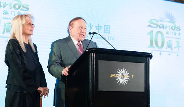 <strong>カジノ・リゾート「サンズ・マカオ」10周年</strong>　世界各地でカジノホテルを展開する米ラスベガス・サンズ のオーナー、シェルドン・アデルソン氏も、妻のミリアム医師とともに元気な姿を見せた