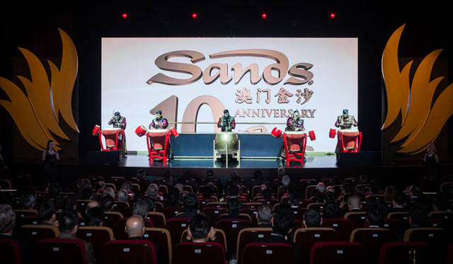 <strong>カジノ・リゾート「サンズ・マカオ」10周年</strong>　10周年セレモニーは、計1680人を収容できる「サンズ・シアター」で開催