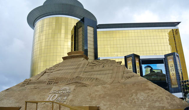 02 <strong>カジノ・リゾート「サンズ・マカオ」10周年</strong> 手前はサンズ・マカオ10周年記念式典を飾った巨大な砂の彫刻