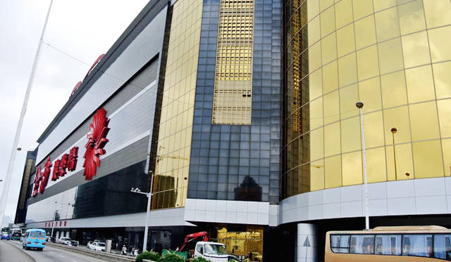 03 <strong>カジノ・リゾート「サンズ・マカオ」10周年</strong> 「サンズ・マカオ ホテル(澳門金沙酒店)」は、約300室の客室に、カジノでは740台のテープルゲームと約1250台のスロットマシンを展開する