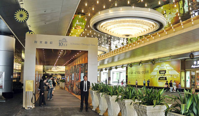 09 <strong>カジノ・リゾート「サンズ・マカオ」10周年</strong> 「サンズ・マカオ ホテル(澳門金沙酒店)」に特別に設けられた10周年記念のタイムトンネル