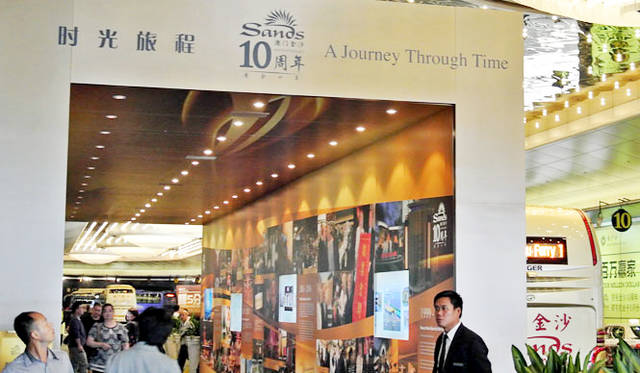 10 <strong>カジノ・リゾート「サンズ・マカオ」10周年</strong> 「サンズ・マカオ ホテル(澳門金沙酒店)」に特別に設けられた10周年記念のタイムトンネル