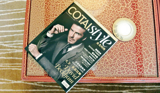 16 <strong>カジノ・リゾート「サンズ・マカオ」10周年</strong> デビッド・ベッカム氏と提携し、サンズ・マカオのPR誌のカバーを飾る