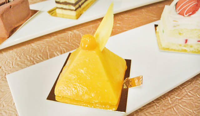 19 <strong>カジノ・リゾート「サンズ・マカオ」10周年</strong> 10周年記念の砂の彫刻を模したような「コパ ステーキハウス」のスイーツ