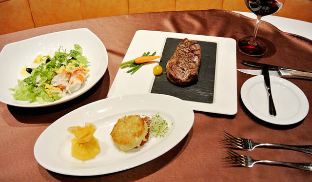 20 <strong>カジノ・リゾート「サンズ・マカオ」10周年</strong> 「コパ ステーキハウス」の10周年記念メニューは、リブアイ・ステーキ 12oz、シーフードコブ、サウザンドアイランド・ドレッシング添え、クラブケーキ、ガスパッチョソース添え