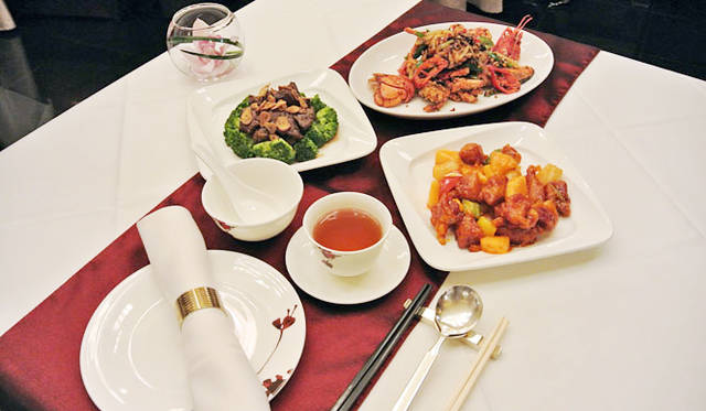 24 <strong>カジノ・リゾート「サンズ・マカオ」10周年</strong> 「ゴールデン コート」の10周年記念メニューは、ボストン・ロブスター四川チリソースフライ、米国産極上ヒレ肉黒こしょう、甘酸っぱいポーク、パイナップル添え