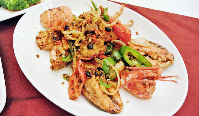 25 <strong>カジノ・リゾート「サンズ・マカオ」10周年</strong> 「ゴールデン コート」オススメのボストン・ロブスター四川チリソースフライ