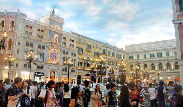 27 <strong>カジノ・リゾート「サンズ・マカオ」10周年</strong> 2007年にオープンしたアジア最大級の総合型リゾート「ザ・ベネチアン・マカオ」にある室内モール「ショップス・アット・ベネチアン」。300店舗以上の著名ブティックが集結