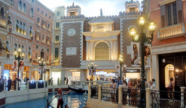 28 <strong>カジノ・リゾート「サンズ・マカオ」10周年</strong> 「ショップス・アット・ベネチアン」には、3本の150メートル長の人工運河があり、ゴンドリア(漕ぎ手)付きのイタリアゴンドラが51台稼働。ゴンドリアの歌を聞きながら、ショップス・アット・ベネチアンを周回できる。