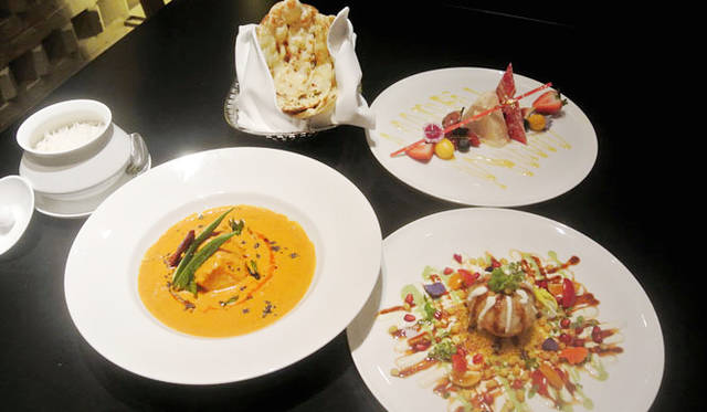 30 <strong>カジノ・リゾート「サンズ・マカオ」10周年</strong> 「ザ・ゴールデン・ピーコック」のオススメは、チャンドニー・チョーク・ラジ・シャート(サクサクしたセモリナのシェル、チェリートマト、タマリンド・チャットニー、ミント・チャットニー)、トラバンコア・フィッシュカリー(銀ダラのヒレ、ケララスパイス、ココナッツ、小タマネギ、カリーリーフ)、アンジール・ピスタクルフィ(新鮮なイチジクのデザート、低脂肪乳、ホワイトチョコレート・シェル)