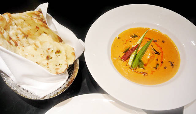 31 <strong>カジノ・リゾート「サンズ・マカオ」10周年</strong> 「ザ・ゴールデン・ピーコック」では、インド各地出身者13名を含めた総勢17名からなるシェフのチームが用意する料理が楽しめる