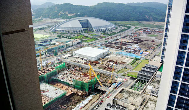 36 <strong>カジノ・リゾート「サンズ・マカオ」10周年</strong> ホリデーインのゲストルームから外を見ると、至る所が開発中だ