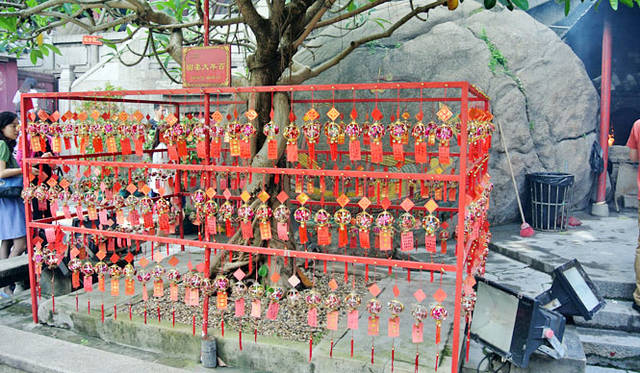 42 <strong>マカオ</strong> 単一の建築集合体の中に異なる神を祀るさまざまなお堂が存在するのも中国文化ならでは