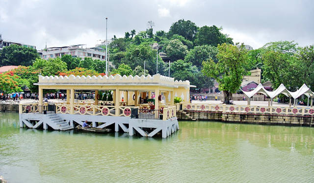 43 <strong>マカオ</strong> 媽閣廟があるバラ岬は、ポルトガル人が最初に植民をおこなった場所と信じられている