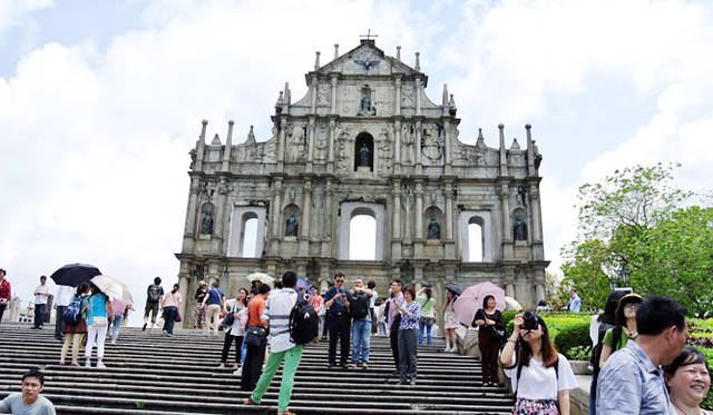 45 <strong>マカオ</strong> かつて東洋一美しい教会と謳われた聖ポール天主堂跡。3回の大火で巨大なファサードのみを残す