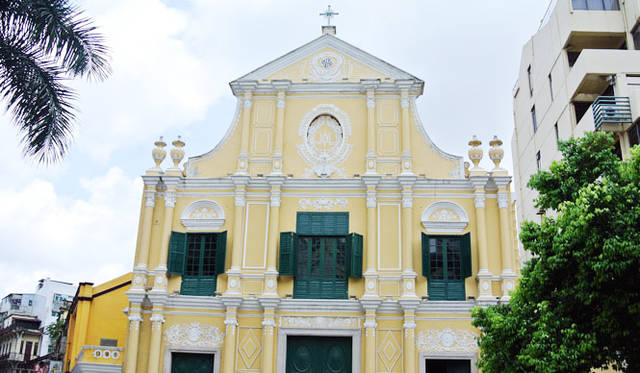 46 <strong>マカオ</strong> クリームイエローの壁と緑のドアが美しい聖ドミニコ教会は、別名「バラ教会」