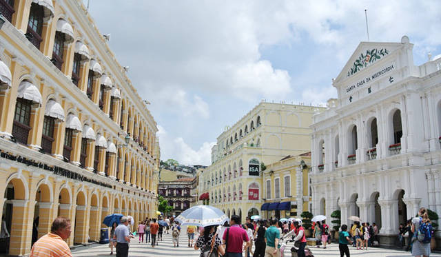 48 <strong>マカオ</strong> 波形模様のカルサーダス(石畳)が美しいセナド広場