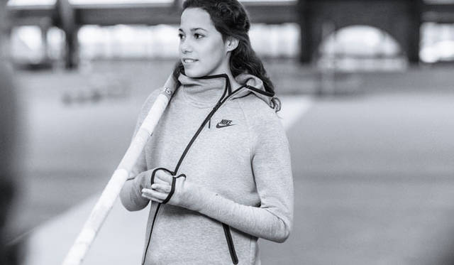 <strong>NIKE SPORTSWEAR｜ナイキ スポーツウェア</strong>　2014年秋 ナイキ テックパック、テックフリースコレクション　アンジェリカ・ベングソン（棒高跳び）