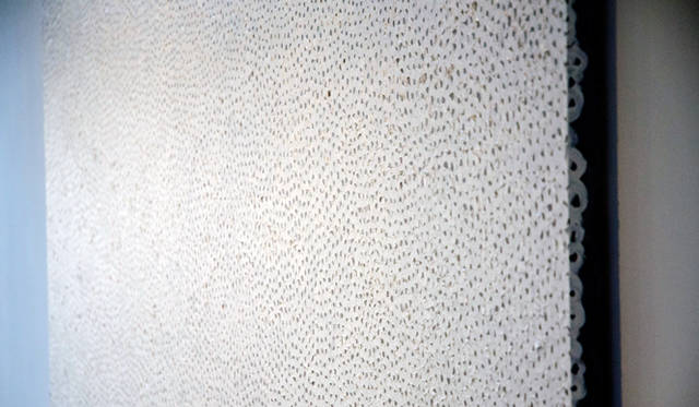 7月末、西麻布のゲストハウスでおこなわれた発売記念パーティでの1コマ。当日会場には、コスチューム ナショナルが所有するアートコレクションから、さまざまな手法で描かれた12点の絵画が展示され、訪れたゲストを魅了した。写真は草間彌生の作品