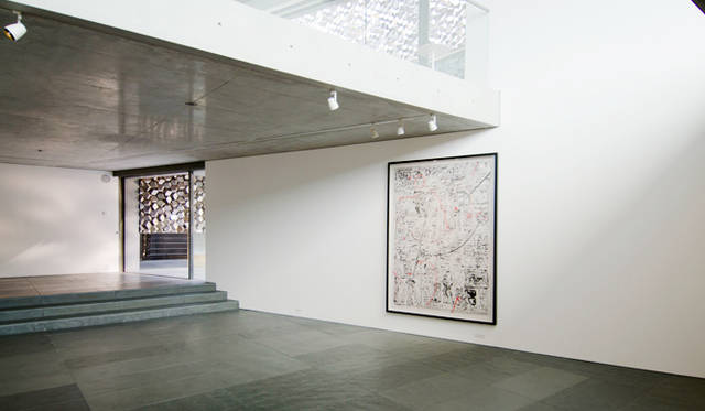 発売記念パーティでの1コマ。写真はウィリアム・ケントリッジの作品