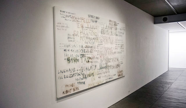 発売記念パーティでの1コマ。写真はショーン・ランダースの作品