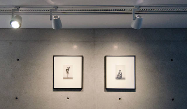 発売記念パーティでの1コマ。写真はシンディ・シャーマンの作品