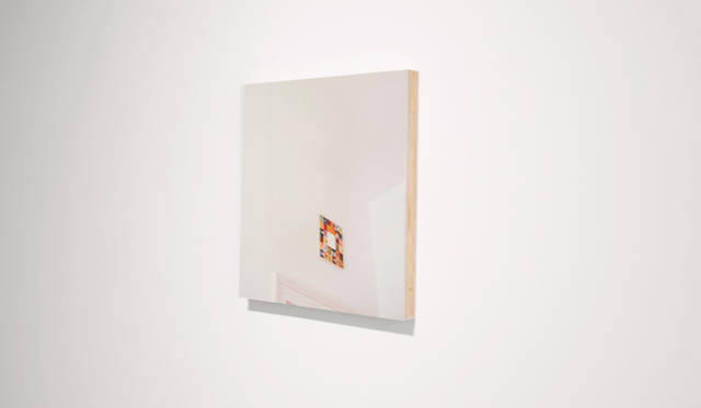 発売記念パーティでの1コマ。写真はルイーズ・ローラーの作品