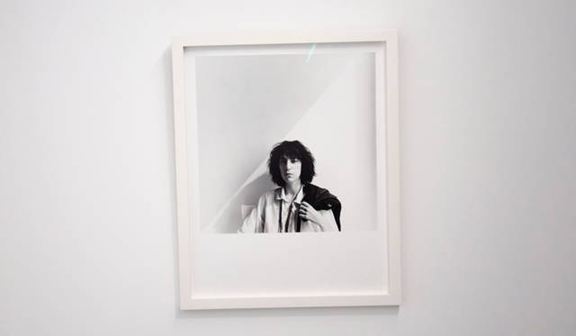 発売記念パーティでの1コマ。写真はロバート・メイプルソープの作品