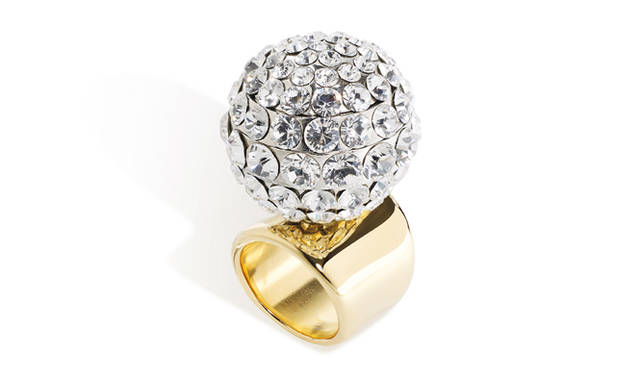 <strong>Roger Vivier｜ランデヴーコレクションのオーダー会開催</strong><br />リング　11万6000円（税抜予定価格）