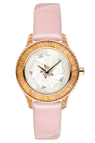 ディオールの2014年新作ウォッチコレクション「ディオール タイムピーシズ ユニークピース」が日本初上陸。クチュールからインスパイアされた素材、独自の色彩感覚と、熟練したクラフツマンシップが融合した美しいコレクションが誕生した。<br /><br /><br /><strong> ディオール グランソワ ール“折り紙” </strong><br /><br />ケース径｜33mm<br />ムーブメント｜自動巻き Zenith 製<br />素材｜PG、ピンクサファイア、 スペサタイトガーネット、MOP<br />ブレスレット｜サテン、レザー<br />価格｜2090万円（税抜）<br />