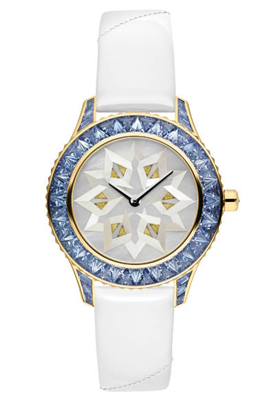 <strong> ディオール グランソワ ール“折り紙” </strong><br /><br />ケース径｜33mm<br />ムーブメント｜自動巻き Zenith 製<br />素材｜YG、ブルーサファイア、イエローサファイア、MOP<br />ブレスレット｜サテン、レザー<br />価格｜2790万円（税抜）<br />