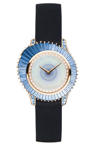 <strong> ディオール グランソワール </strong><br /><br />ケース径｜28mm<br />ムーブメント｜クォーツ<br />素材｜PG、サファイア、ダイヤモンド､MOP<br />ブレスレット｜サテン<br />価格｜2790万円（税抜）<br />