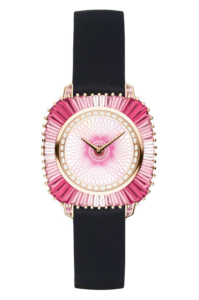 <strong> ディオール グランソワール </strong><br /><br />ケース径｜28mm<br />ムーブメント｜クォーツ<br />素材｜PG、ピンクサファイア、 ダイヤモンド､MOP<br />ブレスレット｜サテン<br />価格｜3060万円（税抜）<br />