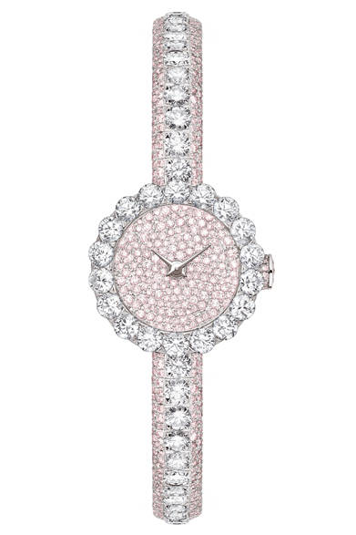 <strong> ラ ディ ドゥ  ディオール </strong><br /><br />ケース径｜21mm<br />ムーブメント｜クォーツ<br />素材｜WG、Pink Dia、WhiteDia<br />ブレスレット｜WG×Dia<br />価格｜5570万円（税抜）
