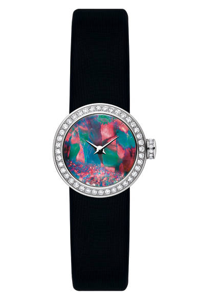 <strong> ラ ミニ ディ ドゥ  ディオール </strong><br /><br />ケース径｜19mm<br />ムーブメント｜自動巻き Zenith 製<br />素材｜WG、Dia､Opal<br />ブレスレット｜サテン<br />価格｜317万円（税抜）<br />※日本限定 3 本<br />